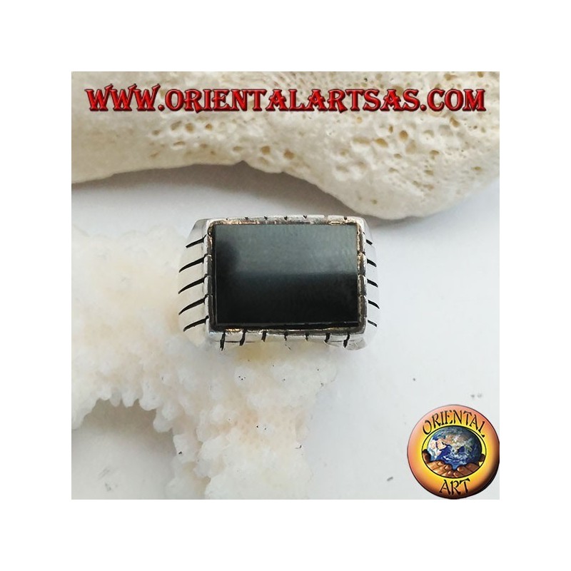 Silberring mit erhabenem rechteckigem flachem Onyx und Streifen an den Seiten