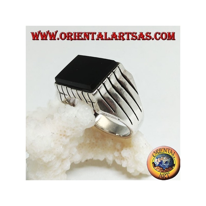 Bague en argent avec onyx plat rectangulaire en relief et rayures sur les côtés