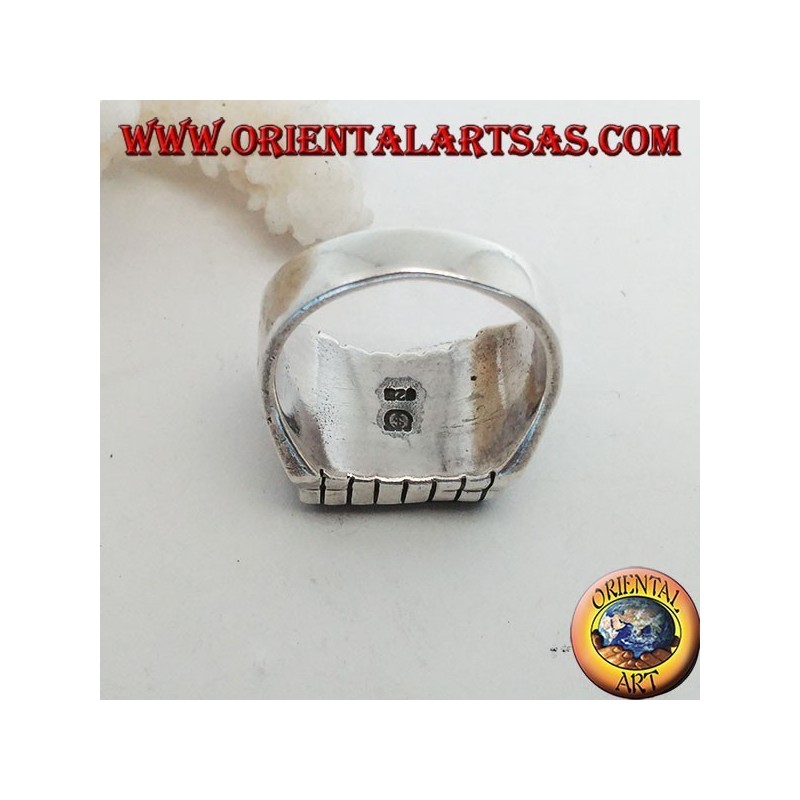 Silberring mit erhabenem rechteckigem flachem Onyx und Streifen an den Seiten