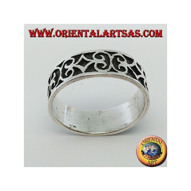 Anello a fedina in argento con decorazioni geometriche in bassorilievo