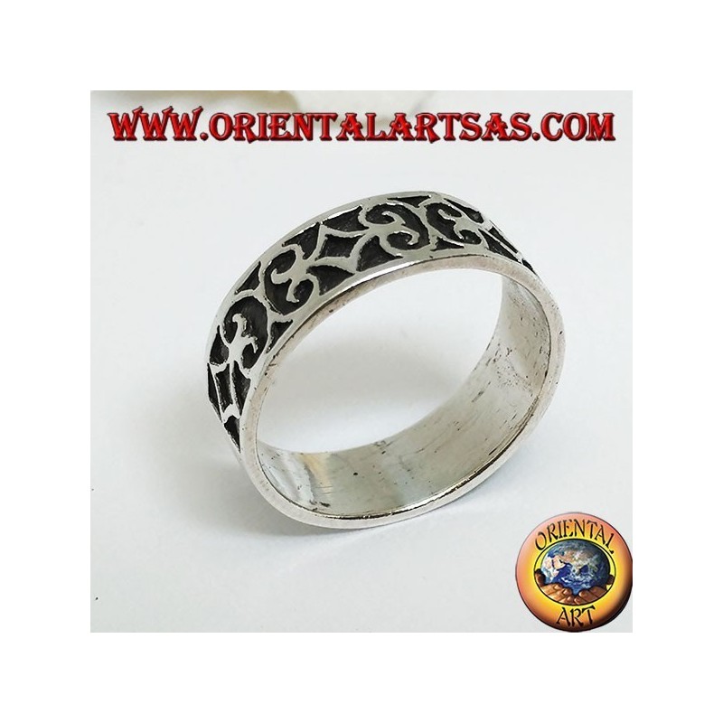 Ring in silver with geometric bas-relief decorations