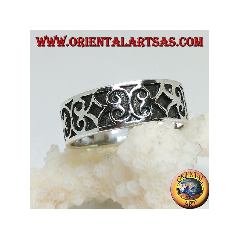Ring in silver with geometric bas-relief decorations