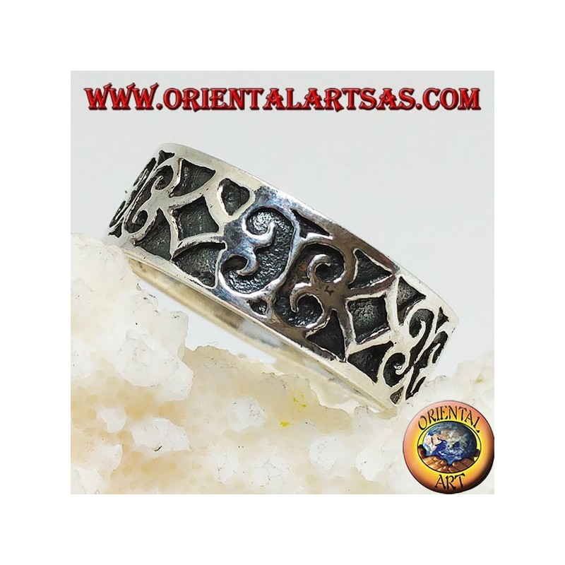 Ring in silver with geometric bas-relief decorations
