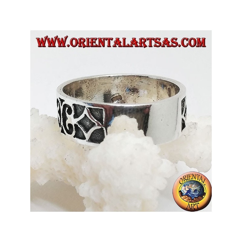 Ring in silver with geometric bas-relief decorations