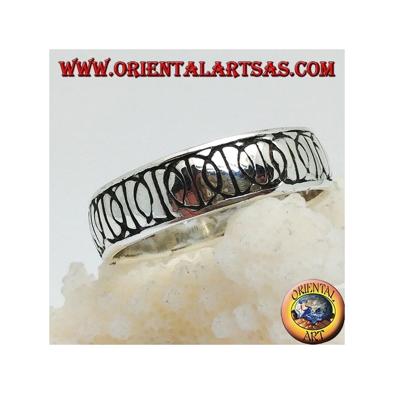 Ring in Silber mit eingeketteten "D" -Symbolen der nuklearen Abrüstung (Symbol des Friedens)