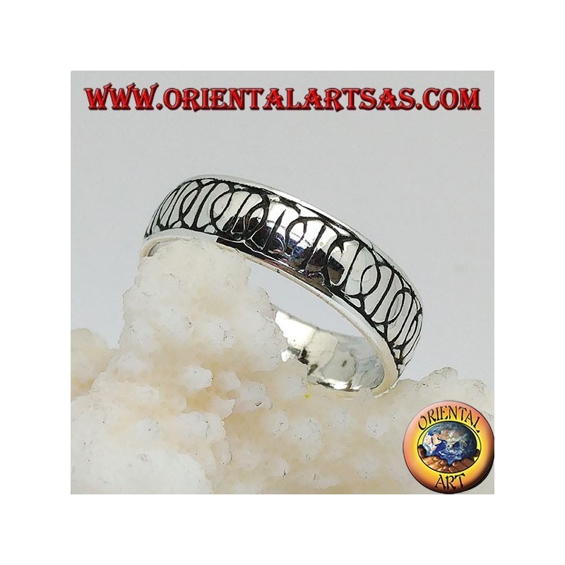 Ring in Silber mit eingeketteten "D" -Symbolen der nuklearen Abrüstung (Symbol des Friedens)