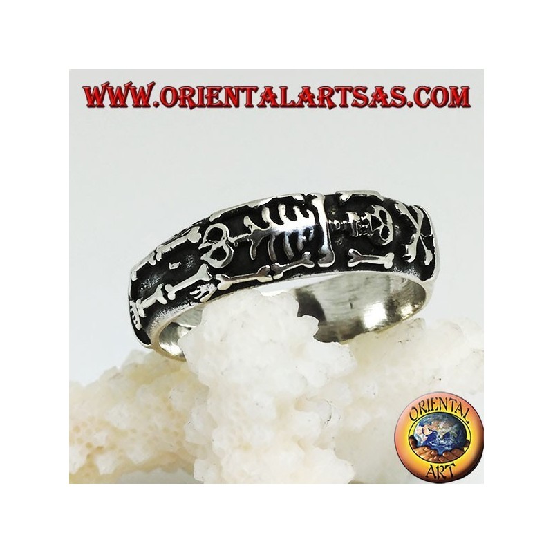 Bague record en argent avec squelette haut-relief intégré