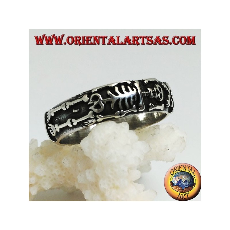 Bague record en argent avec squelette haut-relief intégré