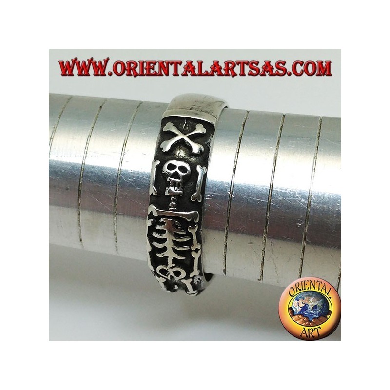 Anello a fedina in argento con scheletro integrale in altorilievo