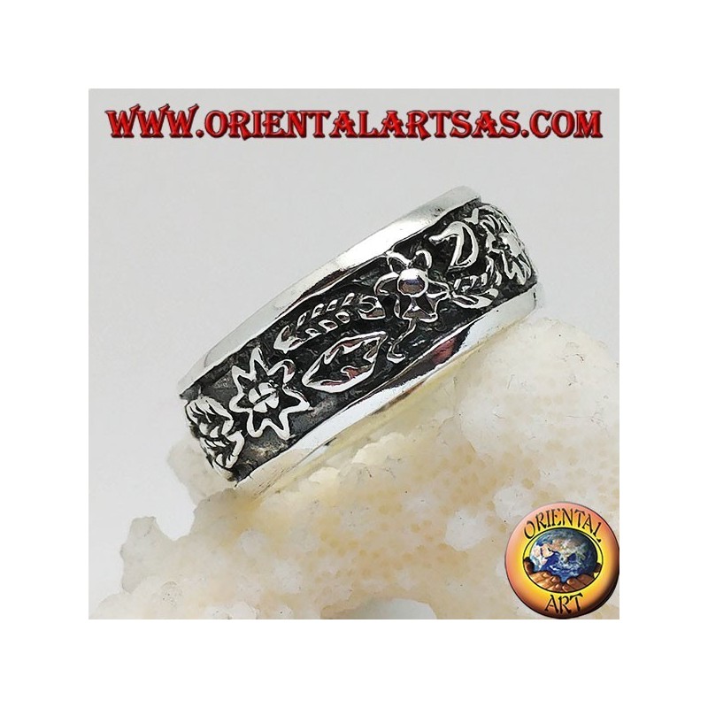 Bague en argent avec décoration florale continue en haut-relief
