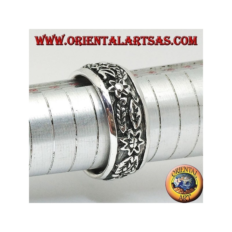 Anello a fedina in argento con decoro floreale continuo in altorilievo