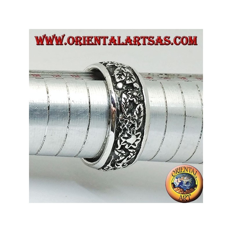 Anillo en plata con decoración floral continua en alto relieve.