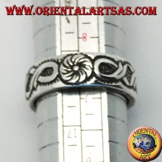 Ring in silver with continuous flower decoration and bas-relief bows