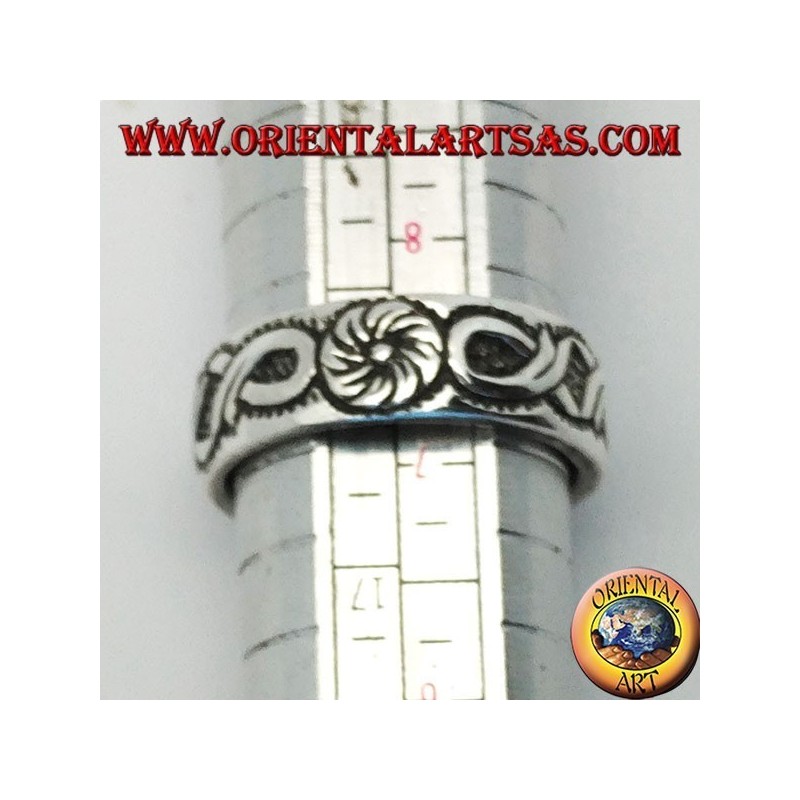 Anillo en plata con decoración continua de flores y arcos en bajorrelieve