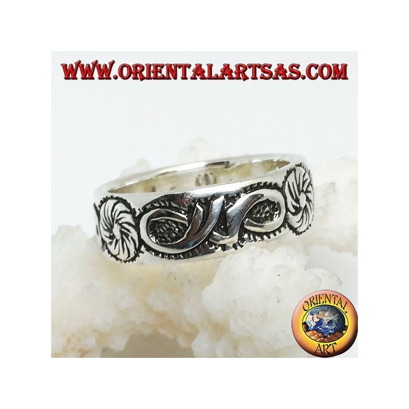 Anillo en plata con decoración continua de flores y arcos en bajorrelieve