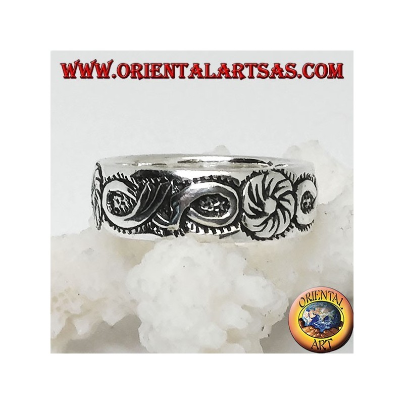 Bague en argent avec décoration florale continue et noeuds en bas-relief