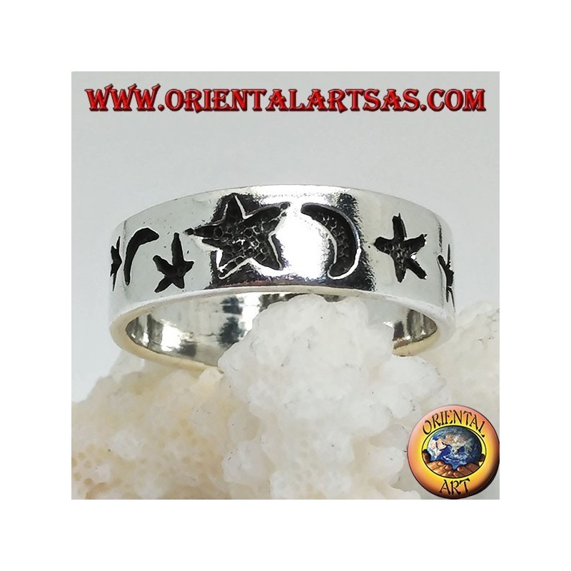 Anillo de plata lisa con gruesos grabados de estrellas y lunas.