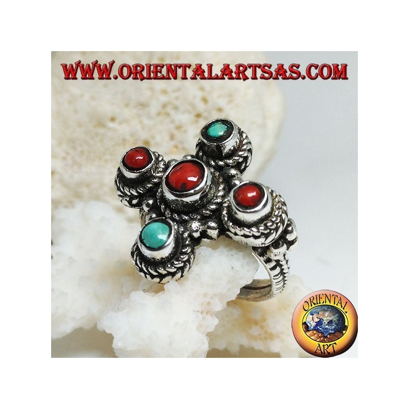 Anillo de plata con tres corales y dos turquesas naturales de origen tibetano dispuestas en una cruz griega.