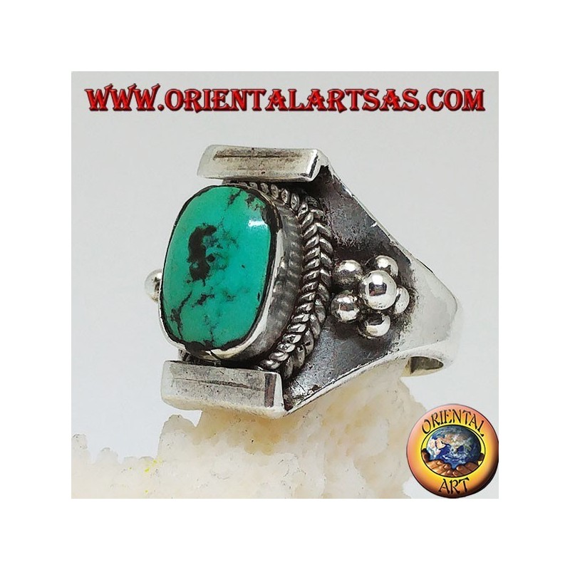 Anello in argento con turchese antico tibetano su montatura nepalese e palline sui lati