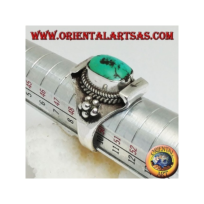 Bague en argent avec turquoise tibétaine ancienne sur monture népalaise et boules sur les côtés