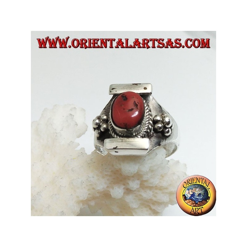Anillo de plata con coral tibetano antiguo en un escenario de Nepal y bolas a los lados