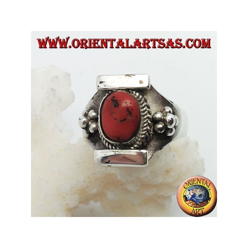 Anillo de plata con coral tibetano antiguo en un escenario de Nepal y bolas a los lados