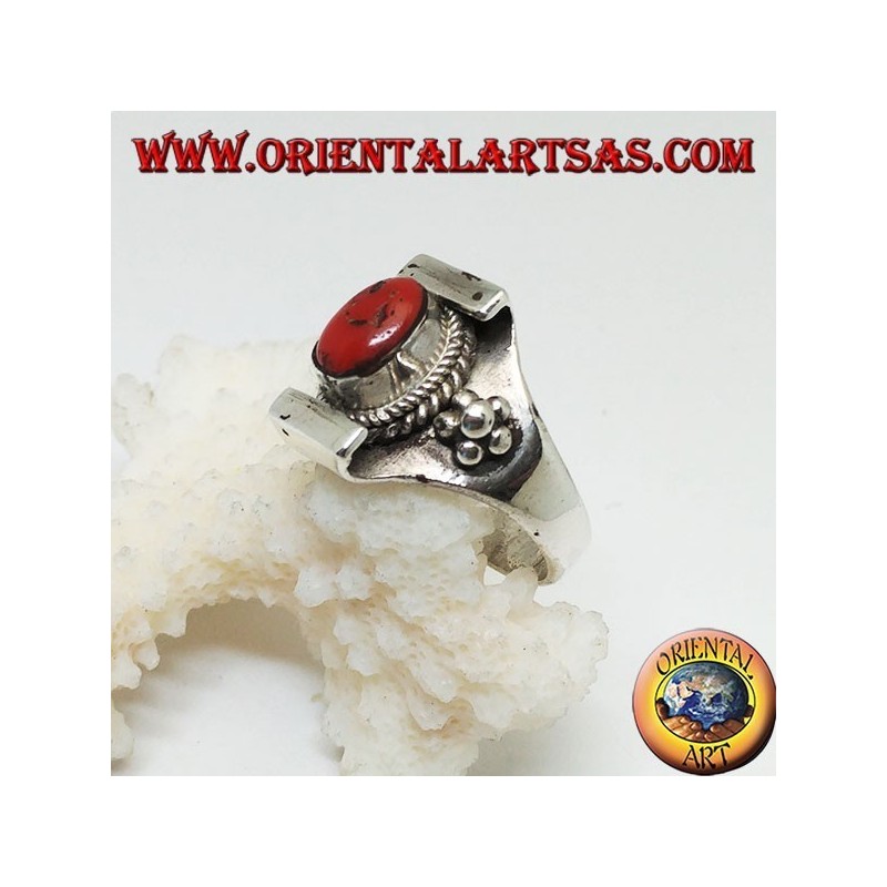 Bague en argent avec ancien corail tibétain sur monture népalaise et boules sur les côtés