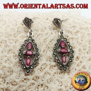 Orecchini in argento con tre rubini ovali naturali in un rombo di marcassite