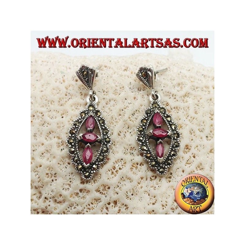 Boucles d'oreilles en argent avec trois rubis ovales naturels dans un losange marcassite