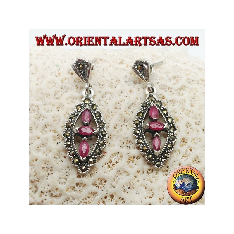 Boucles d'oreilles en argent avec trois rubis ovales naturels dans un losange marcassite