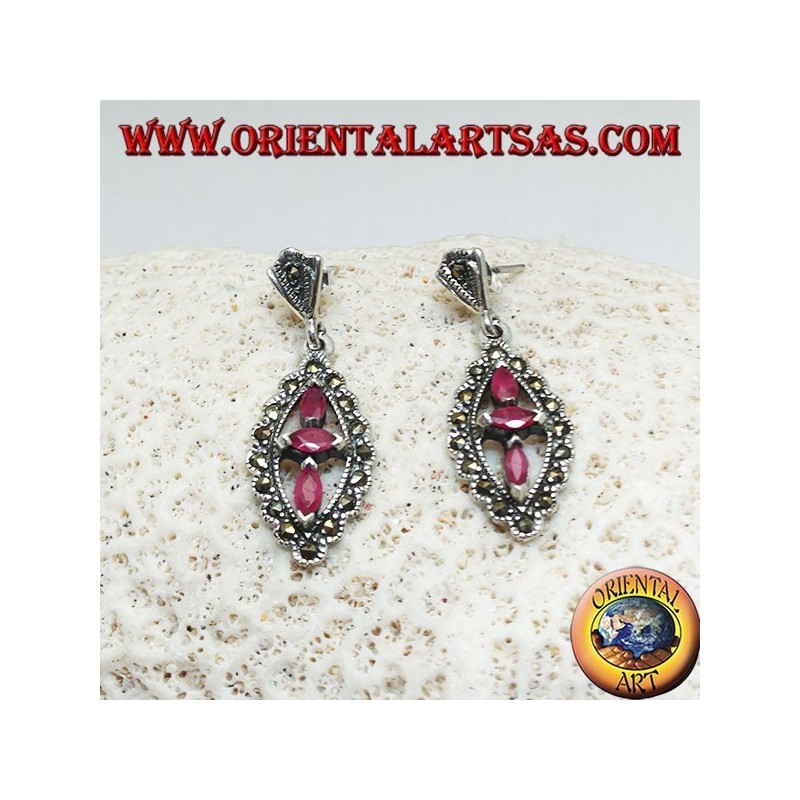 Orecchini in argento con tre rubini ovali naturali in un rombo di marcassite