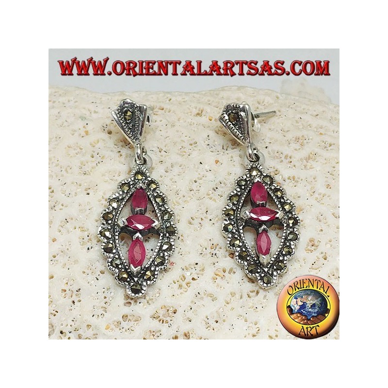 Orecchini in argento con tre rubini ovali naturali in un rombo di marcassite