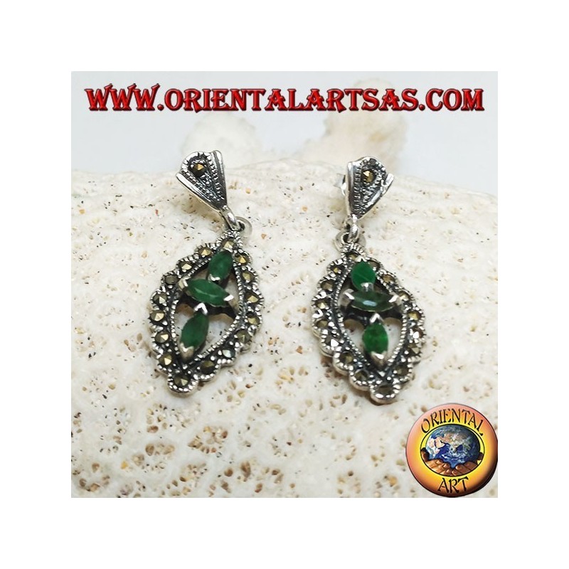 Boucles d'oreilles en argent avec trois émeraudes ovales naturelles dans un losange marcassite