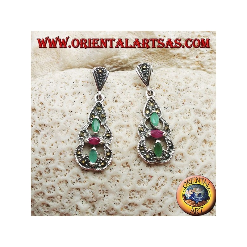 Pendientes de plata con 2 esmeraldas y un rubí ovalado natural en una pirámide de marcasita redonda.