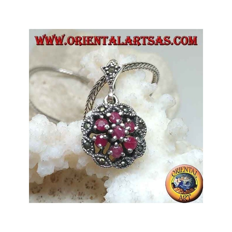 Pendentif en argent avec triple cercles concentriques de rubis naturels ronds sertis et marcassite navette