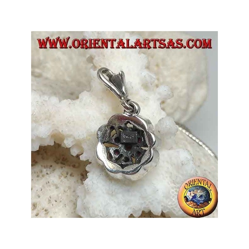 Colgante de plata con tres círculos concéntricos de rubíes redondos naturales engastados y marcasita lanzadera.