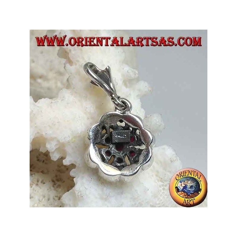 Colgante de plata con tres círculos concéntricos de rubíes redondos naturales engastados y marcasita lanzadera.