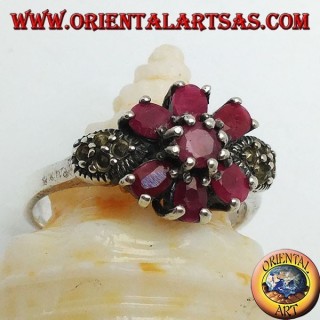 Anillo de plata con rubí natural redondo engastado con tres rubíes arriba y abajo y marcasita en los lados.