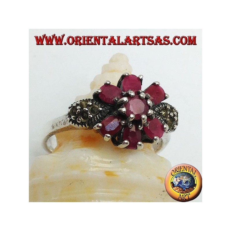 Bague en argent avec rubis rond naturel serti de trois rubis au-dessus et en dessous et marcassite sur les côtés