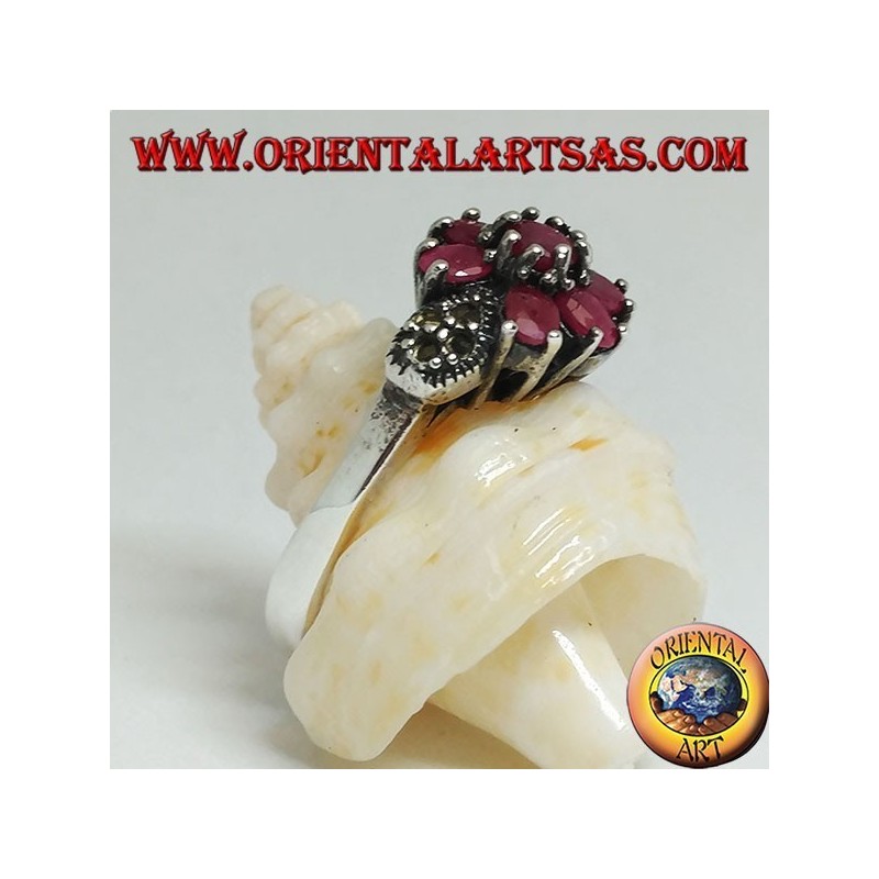 Anillo de plata con rubí natural redondo engastado con tres rubíes arriba y abajo y marcasita en los lados.