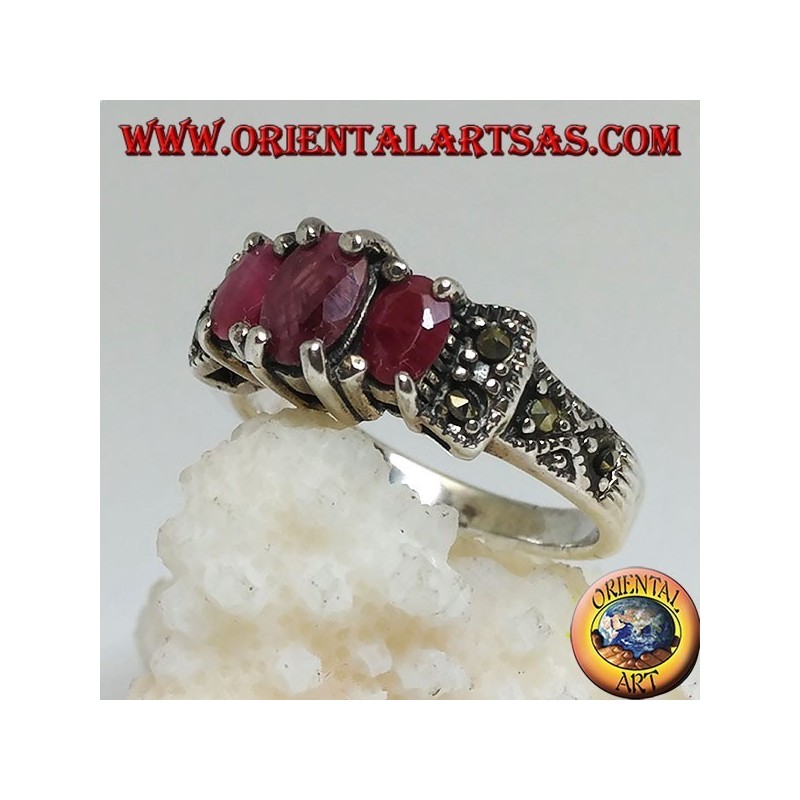 Anello in argento con tre rubini naturali ovali incastonati e marcassite sui lati