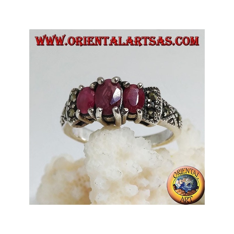 Bague en argent sertie de trois rubis ovales naturels et marcassite sur les côtés