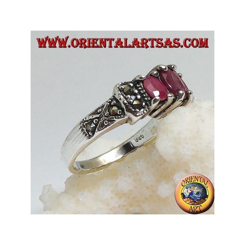 Anillo de plata con tres rubíes ovales naturales engastados y marcasita en los costados.