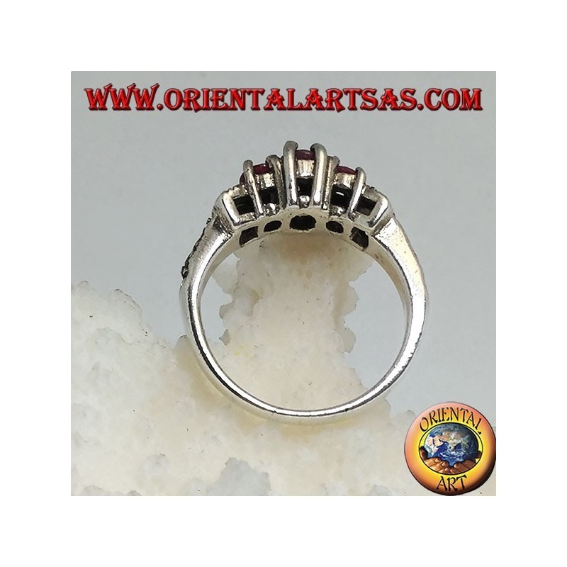 Anello in argento con tre rubini naturali ovali incastonati e marcassite sui lati