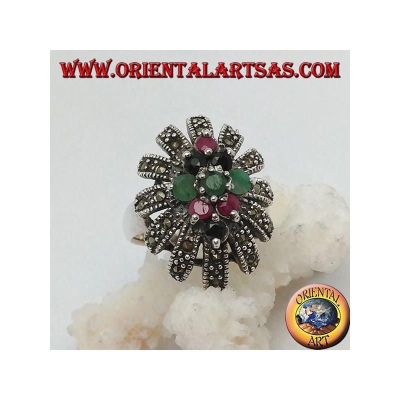 Bague en argent avec losange d'émeraudes, de rubis et de saphirs naturels au soleil arrondie de marcassites