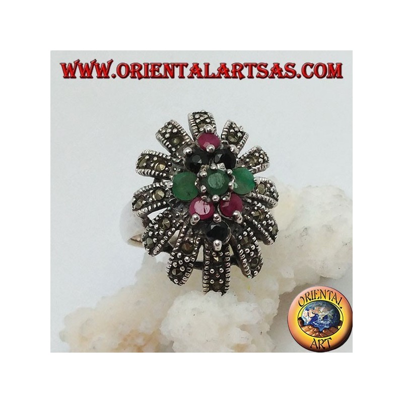 Bague en argent avec losange d'émeraudes, de rubis et de saphirs naturels au soleil arrondie de marcassites
