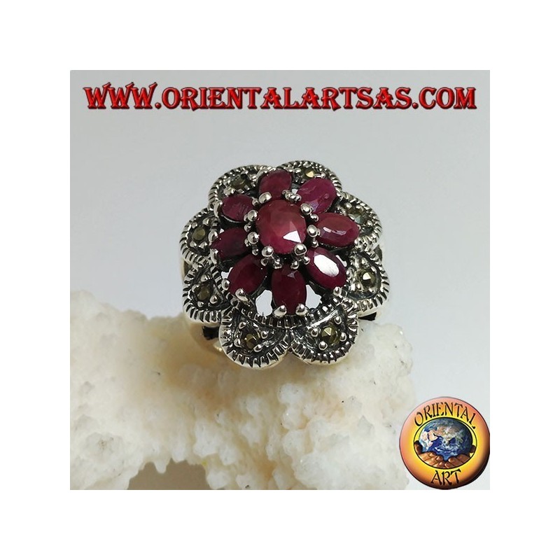Anello in argento fiore ottagonale di rubini naturali ovali incastonati e 8 semicerchi di marcassite