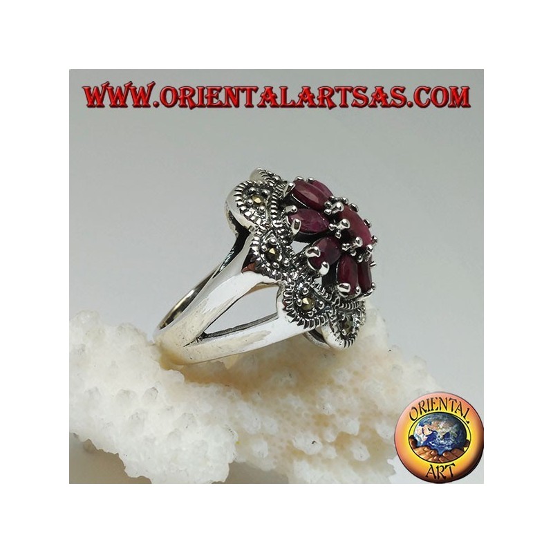 Anello in argento fiore ottagonale di rubini naturali ovali incastonati e 8 semicerchi di marcassite
