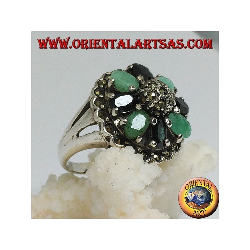 Bague en argent avec hémisphère entourée d'un cercle d'émeraudes et de saphirs naturels ovales sertis de marcassite