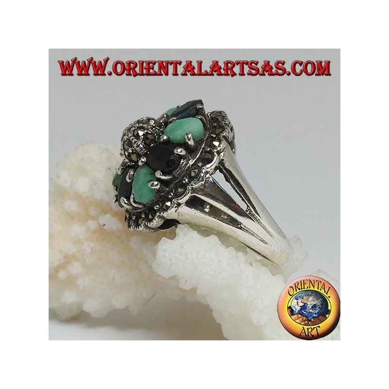 Anello in argento con semisfera contornata da cerchio di smeraldi e zaffiri naturali ovali incastonati e marcassite